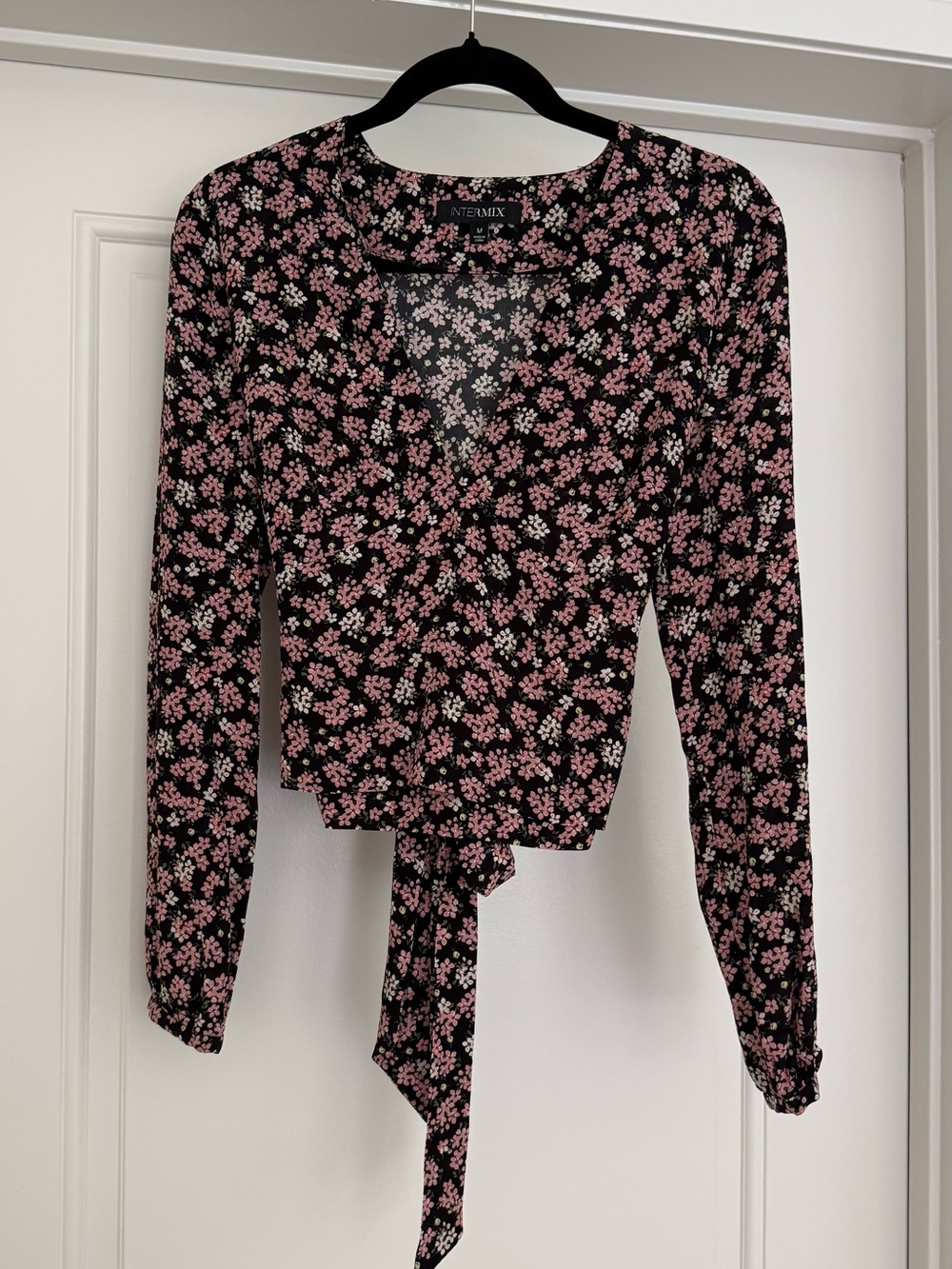 INTERMIX Black Floral V-Neck Long Sleeve Crop Top